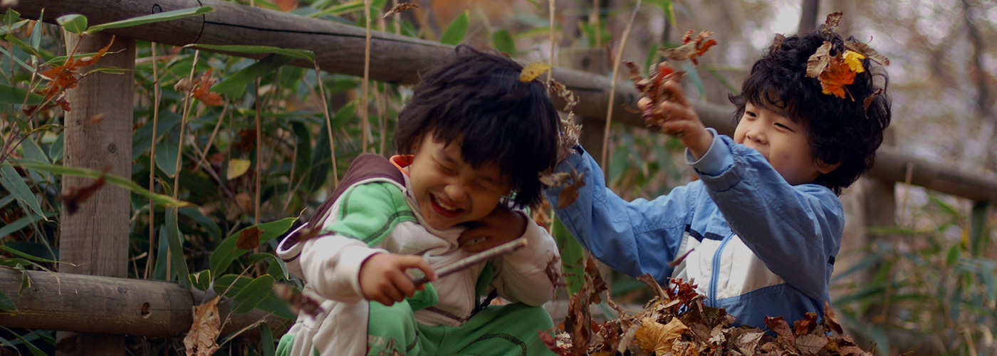 낙엽으로 노는 아이들